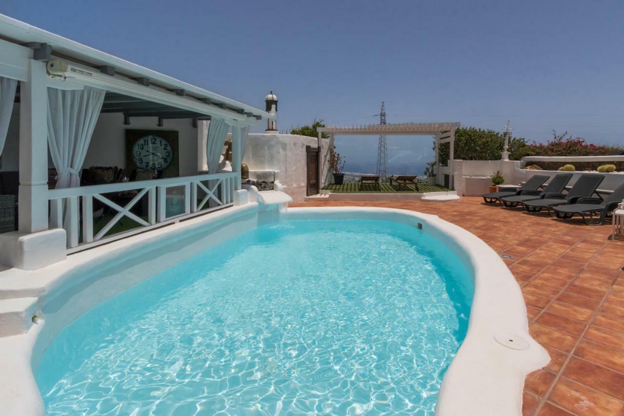 Villa Deluxe Designer Historic Via Lactea, Panoramic Sea Views, Own Private Heated Pool And Subtropical Garden La Asomada (Lanzarote)