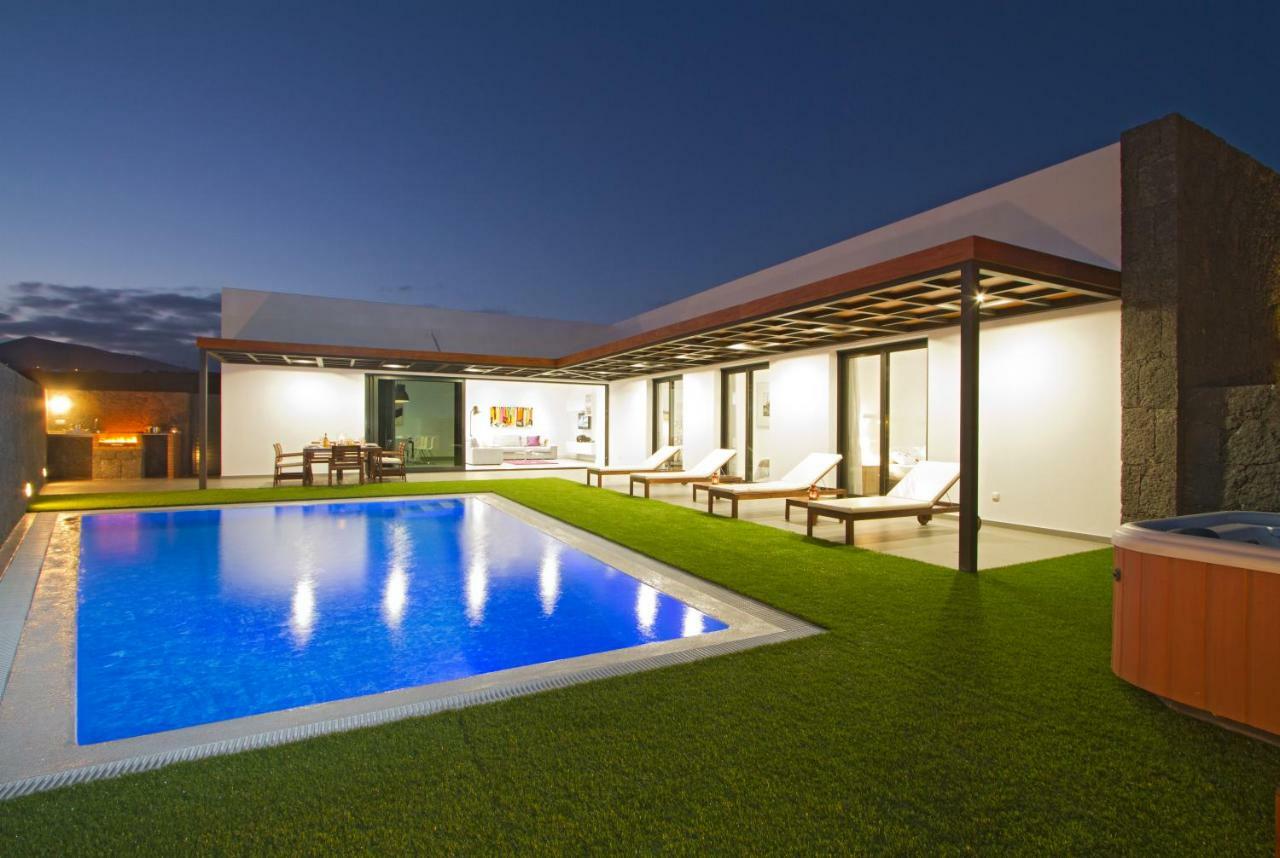 Jimena Villa *