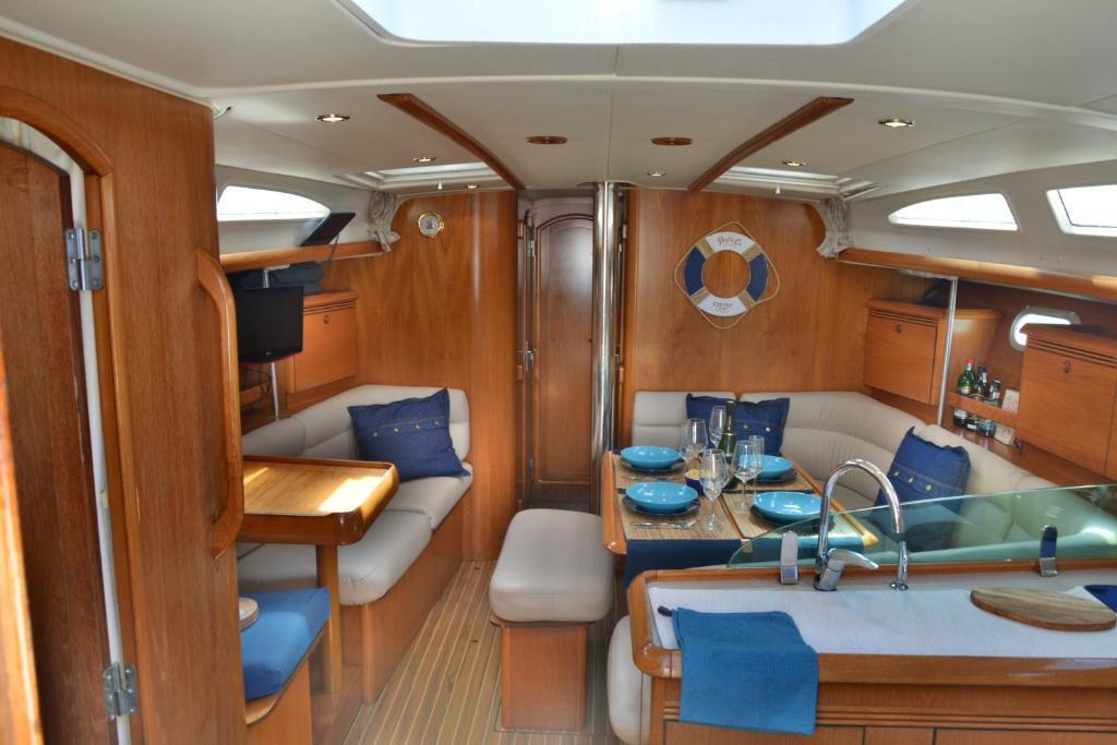 Velero Babu Hotel en barco Puerto Calero