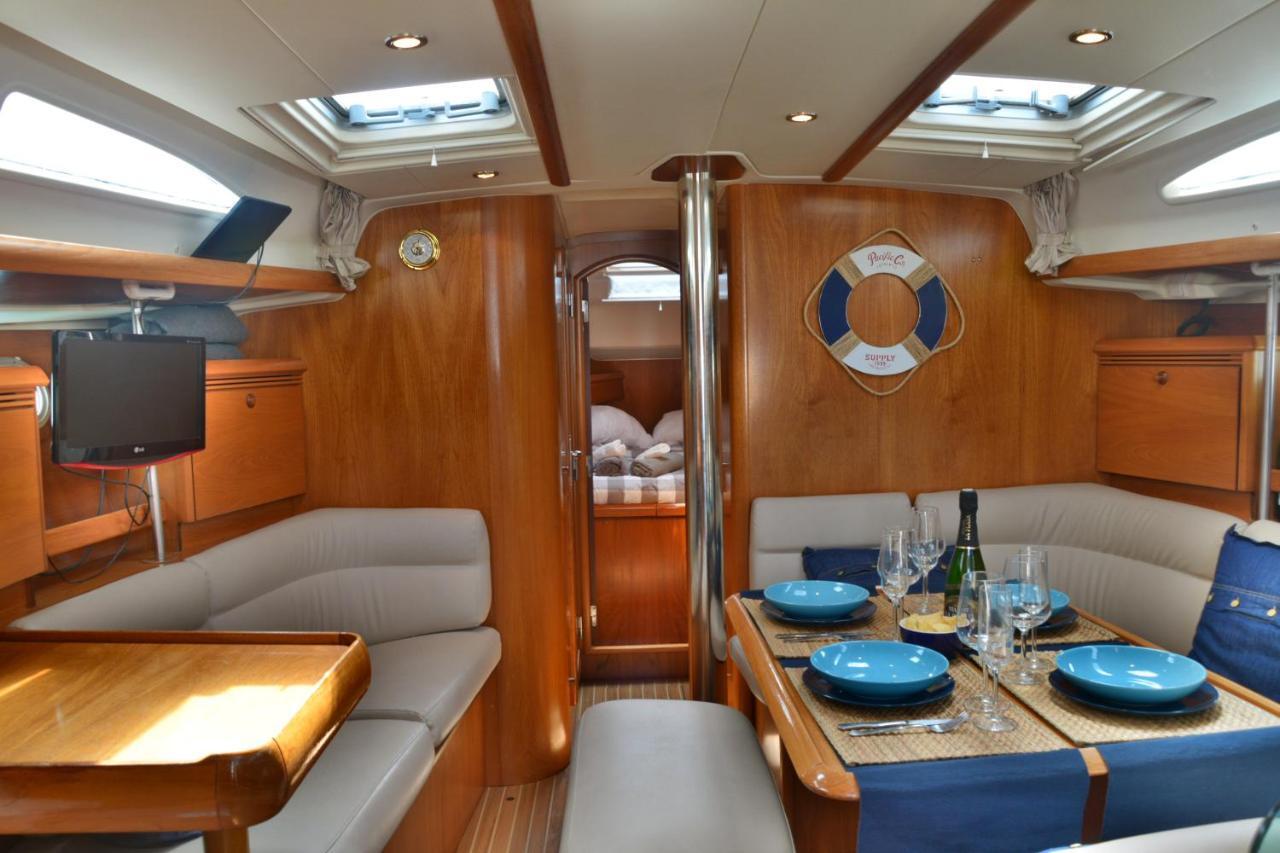 Velero Babu Hotel en barco