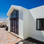 Beautiful 2-Bed Villa In Playa Blanca -Rosa Blanca