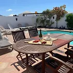 Casa 56 El Palomar, 3 bed villa ,playa blanca ,large private gardens heated pool