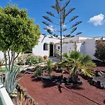 Casa 56 El Palomar, 3 bed villa ,playa blanca ,large private gardens heated pool
