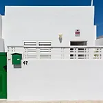 2Br Terrace Home - 10 Min Walk To The Beach
