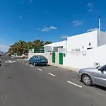 2Br Terrace Home - 10 Min Walk To The Beach