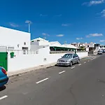 2Br Terrace Home - 10 Min Walk To The Beach