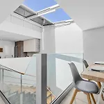 Stunning 2 Bedroom Duplex Close To Main Beach With Seaviews