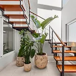 Stunning 2 Bedroom Duplex Close To Main Beach With Seaviews