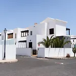 Beautiful And Luxurious Villa With Heated Pool And Free Wi-Fi In Playa Blanca.