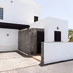 Beautiful And Luxurious Villa With Heated Pool And Free Wi-Fi In Playa Blanca.