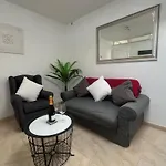 Casa Swn-Y-Mor, Two Bedroom Apartment With Private Pool
