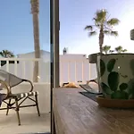 Sea Breeze With Shared Pool And Near The Beach