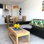 Sea Breeze With Shared Pool And Near The Beach
