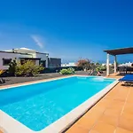 Eslanzarote Villa Eleonor, Super Wifi, Heated Pool, Sat Tv