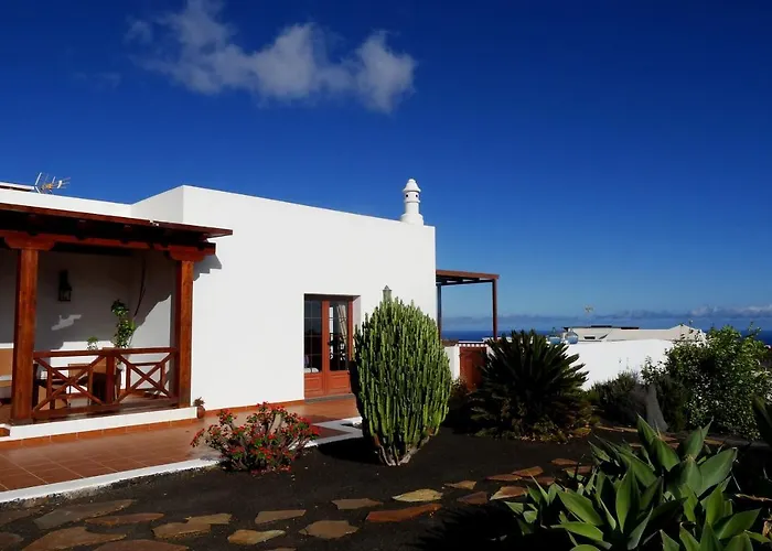Villa El Mojón with private pool in Teguise
