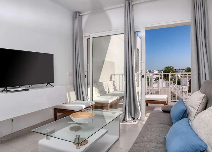 Sunset View Modern Private Poolside Apartment