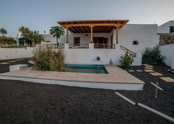 Lanzarote Villa historica con terraza y jardín by Lightbooking