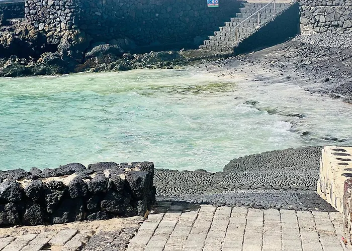 Canaryislandshost L Cala