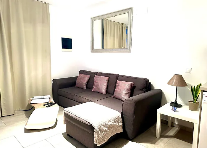 Los Gracioseros Apt 207