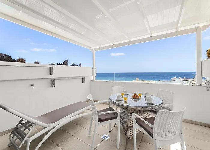 Stunning 2 Bedroom Duplex Close To Main Beach With Seaviews