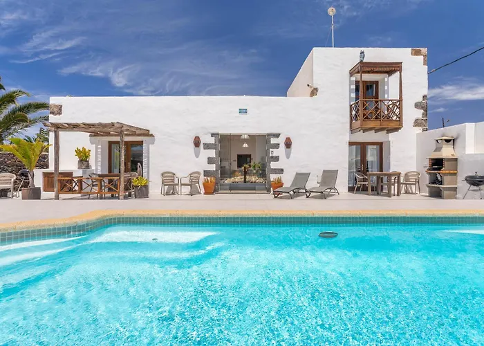 Balcon Botanico - Shared Pool - Central Island Location - 10 Mins Drive To Famara And La Santa