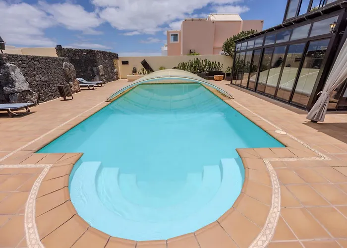Luxury Canarian Villa With Large Pool In Costa Teguise