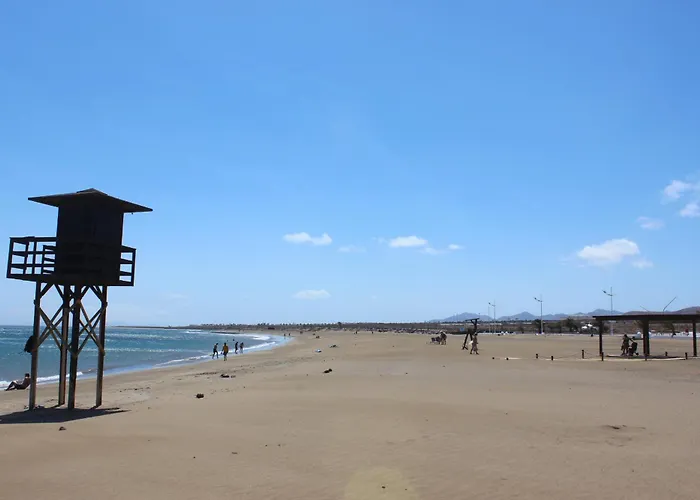 2Br Terrace Home - 10 Min Walk To The Beach