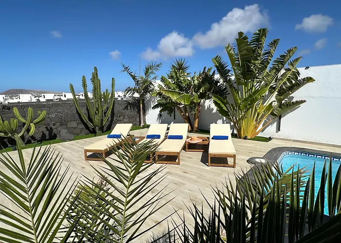 Villa Playa Blanca - Heated Pool, Aircon