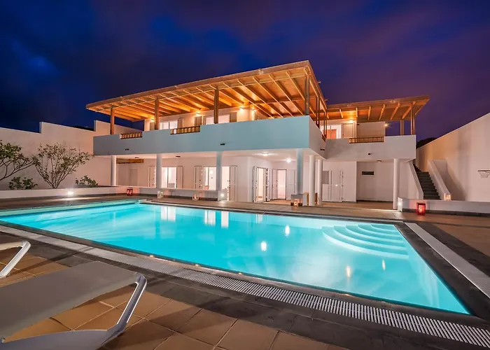 Villa Dedalos - A Luxury Large Villa With A Heated Pool In Puerto Calero