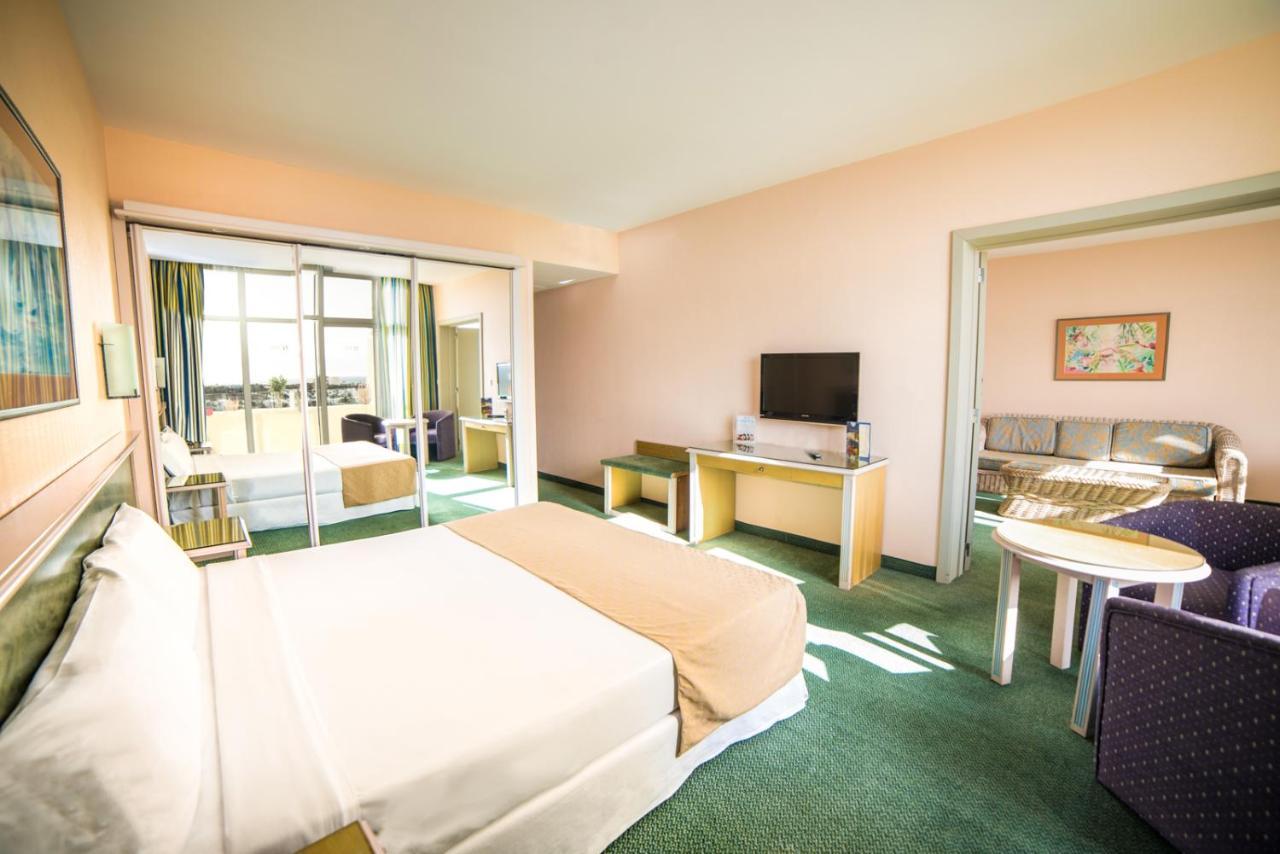 Beatriz Costa & Hotel 4*