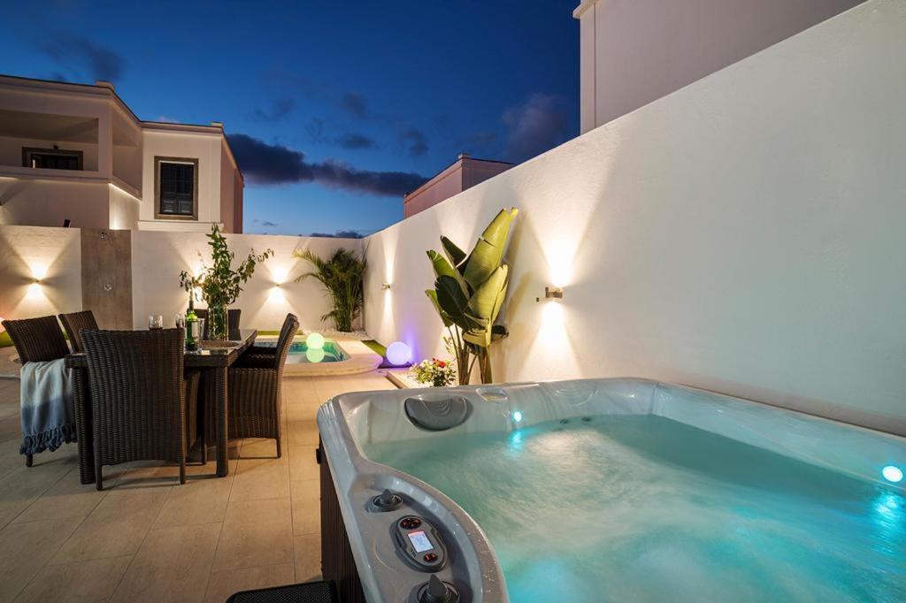 Palmera Jacuzzi Villa *