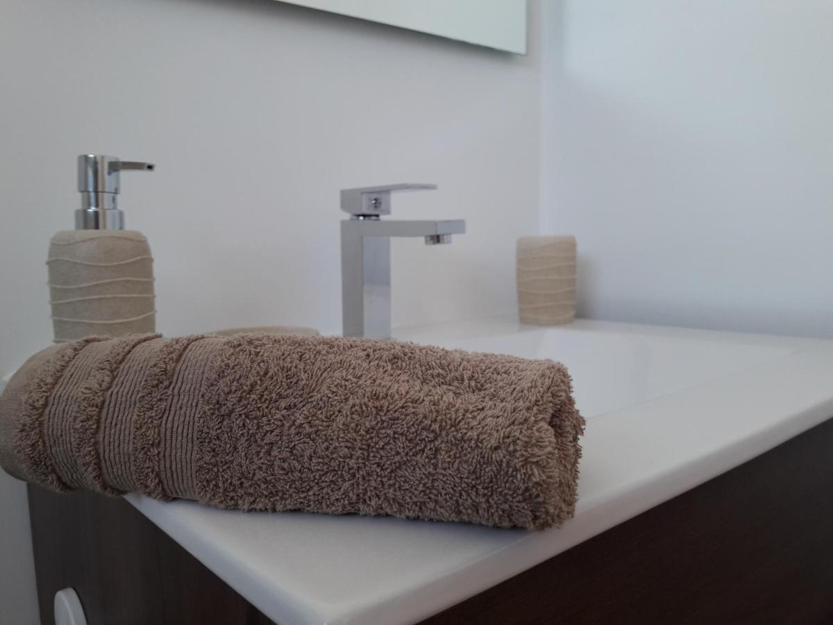 Duplex -the Sunny Hut - Swimming Pool - Free Wifi & Ac- Marinas Apartment *