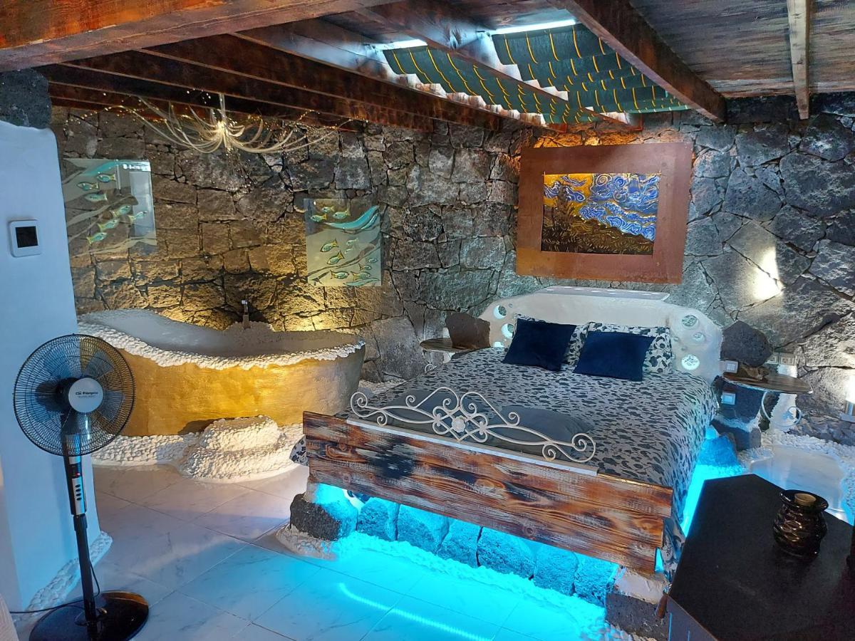 Aloelux ! - Private With Jacuzzi, Cinema ,massage ,wonderful View, Art Desing *