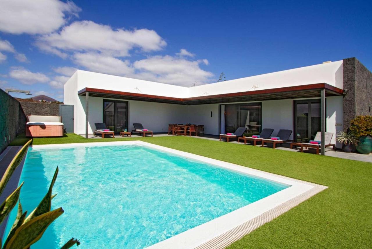 Angelina Villa *