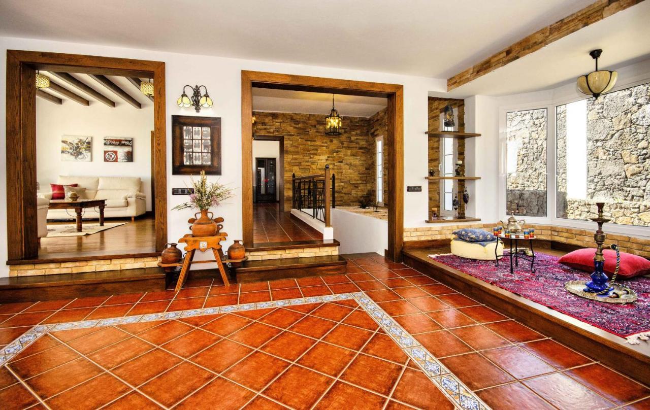 Loros Villa
