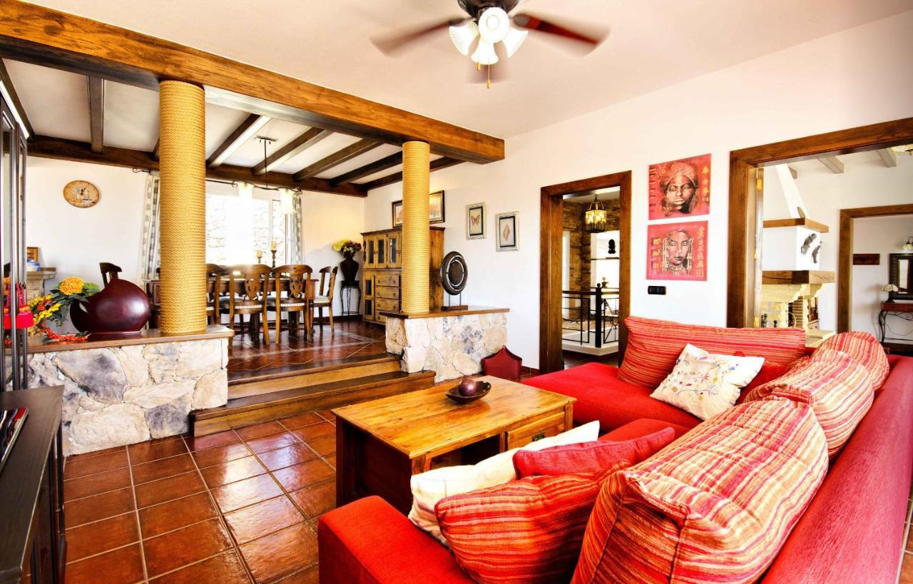 Loros Villa *