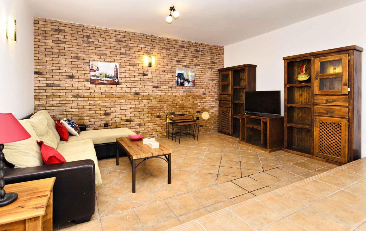 Loros Villa Nazaret