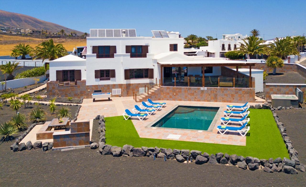 Camino Olivos Villa