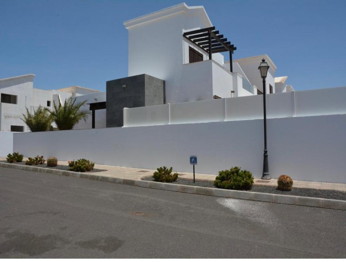 Villa Beautiful And Luxurious With Heated Pool And Free Wi-fi In Playa Blanca. *