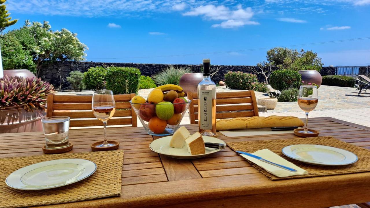 Essence: Detached Retreat With Heated Pool And Stunning Views Villa *