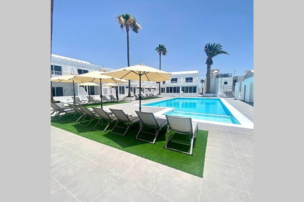 Apartment Air Conditioned 2 Bedroom Poolside Free Wifi Tv Package Includes Uk And European Channels Free On Street Parking Bright And Modern With Fridge Freezer And Washing Machine Puerto del Carmen (Lanzarote)
