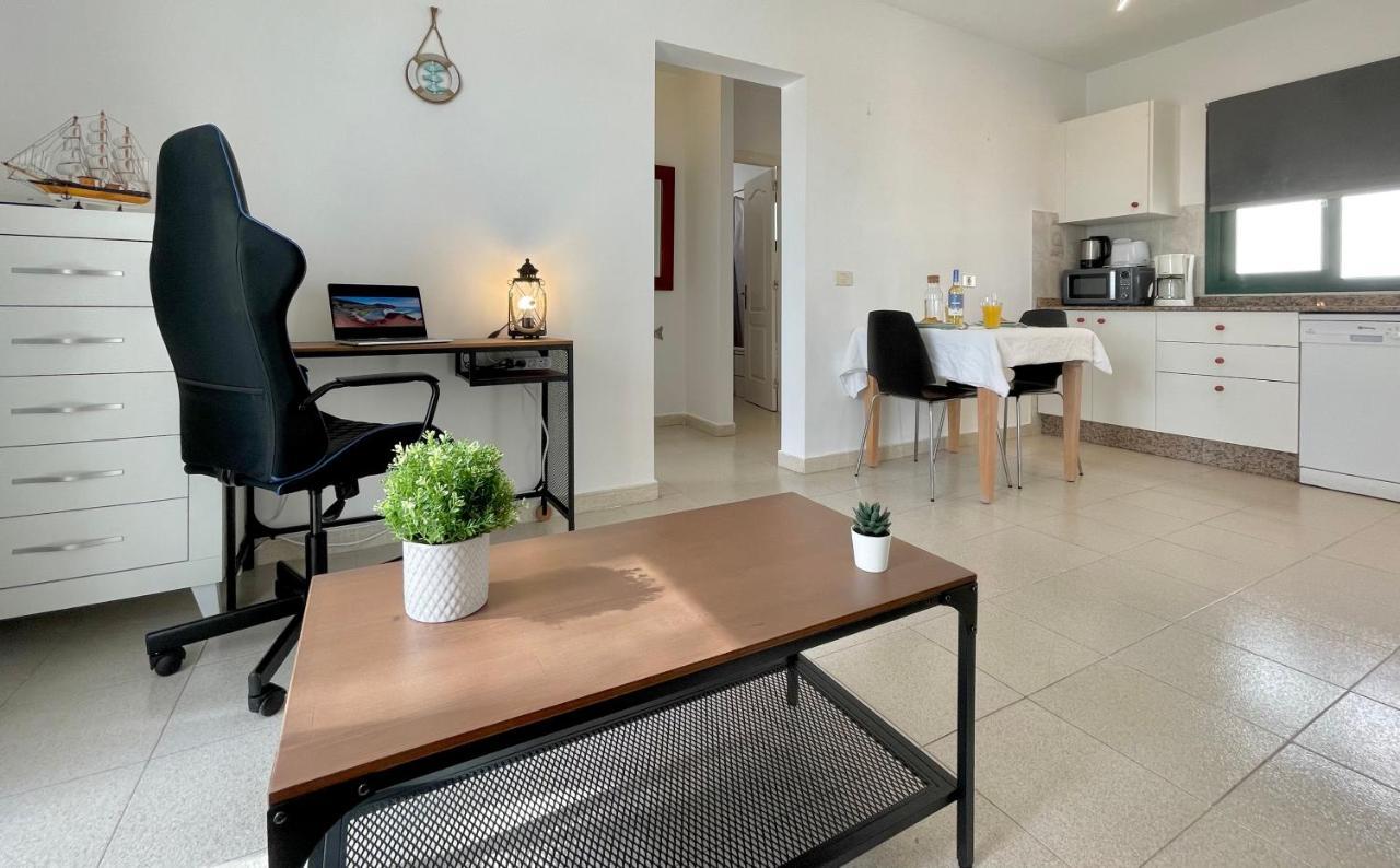 Cozy And Sunny Over The Rooftops Apartment Puerto del Carmen (Lanzarote)