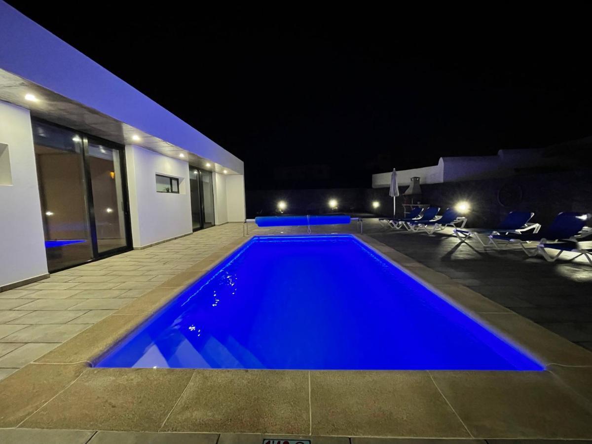 Villa Eslanzarote Tony, Heated Pool, Jacuzzi La Costa