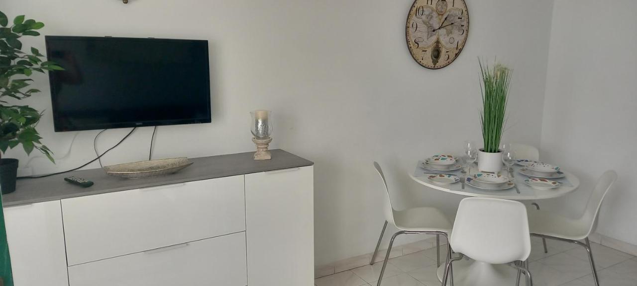 Beautiful Spacious 1-bed With Aircon Apartment *