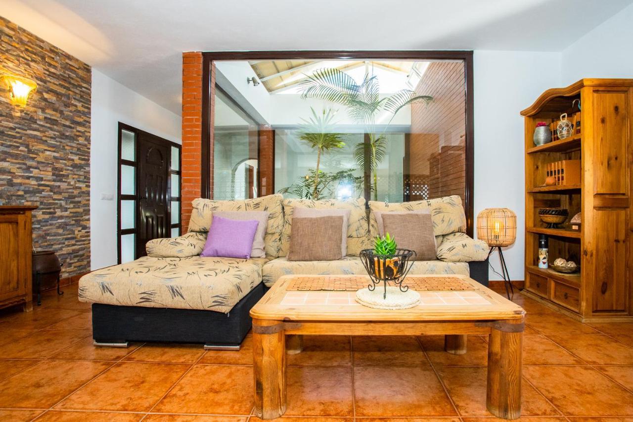 Eslanzarote Acoruma House, Super Wifi, Heated Pool Villa *