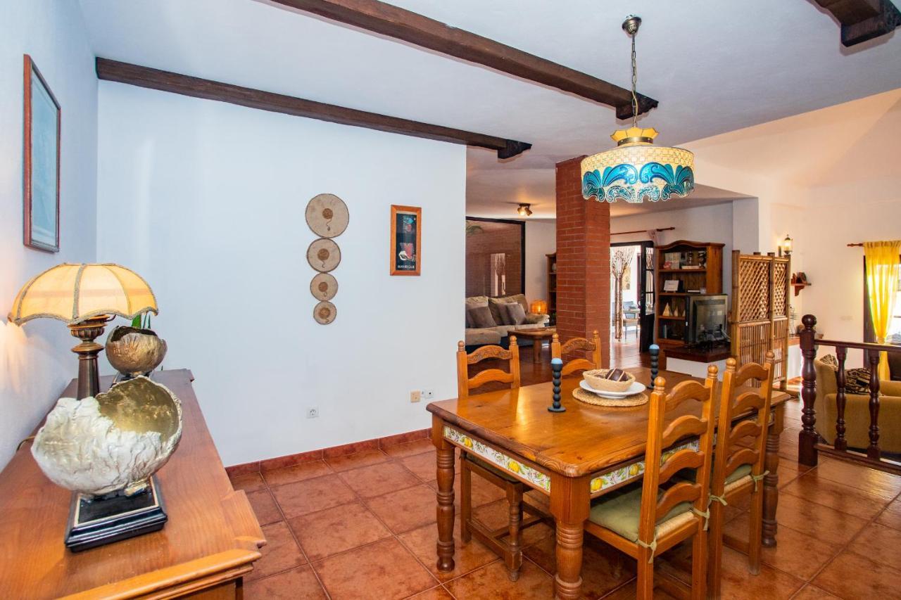Eslanzarote Acoruma House, Super Wifi, Heated Pool Villa Guime