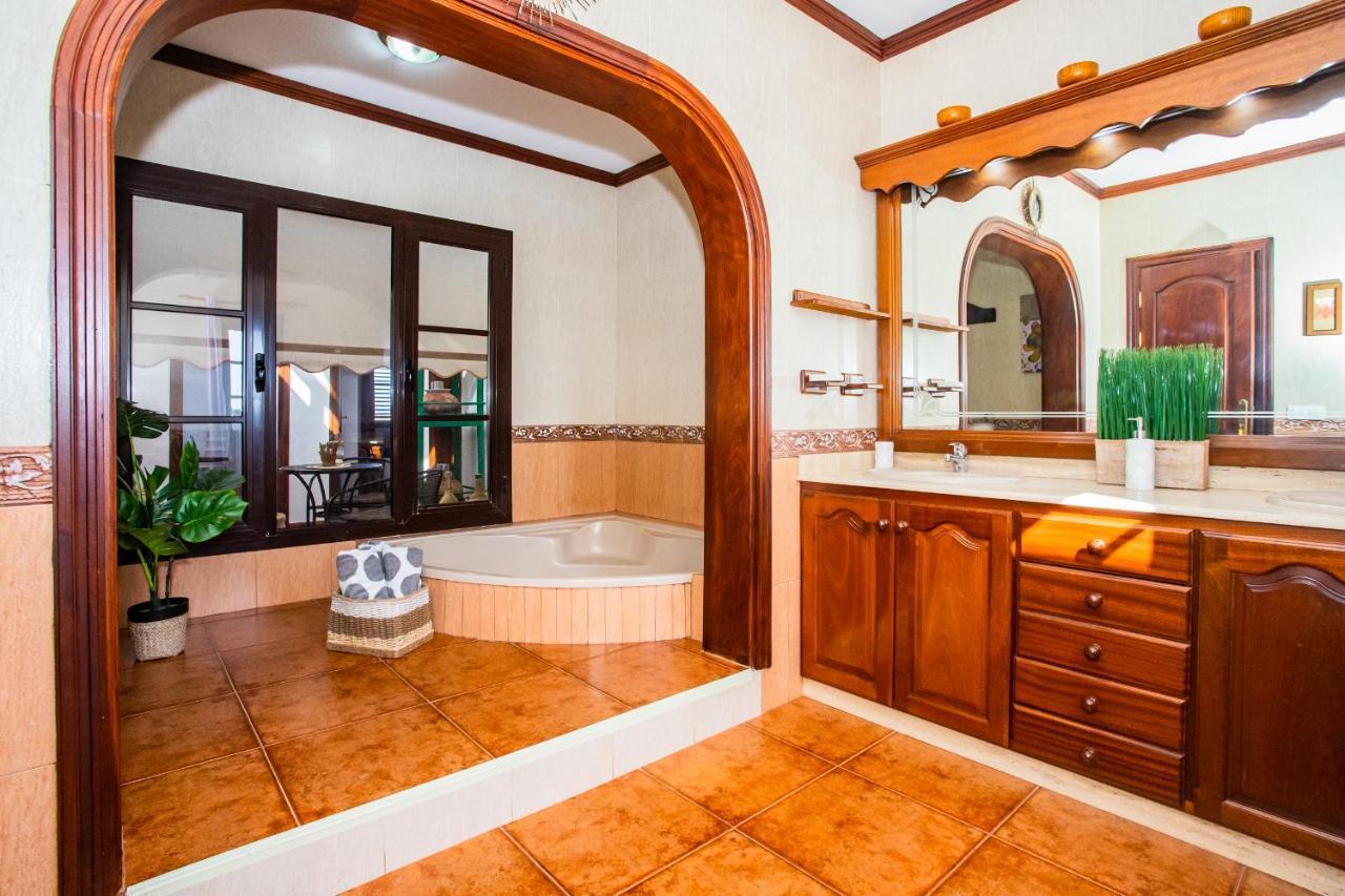 Villa Eslanzarote Acoruma House, Super Wifi, Heated Pool Guime