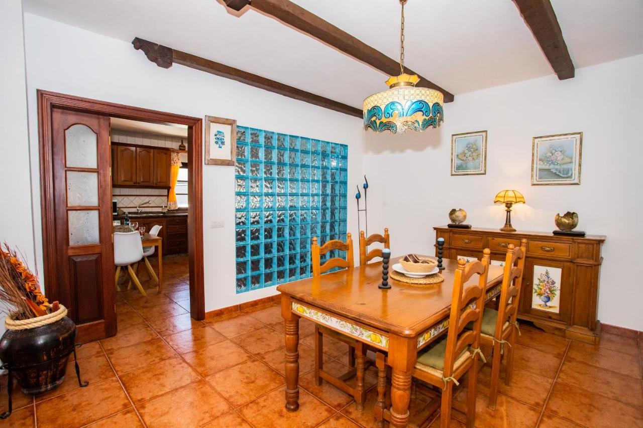 Eslanzarote Acoruma House, Super Wifi, Heated Pool Villa Guime