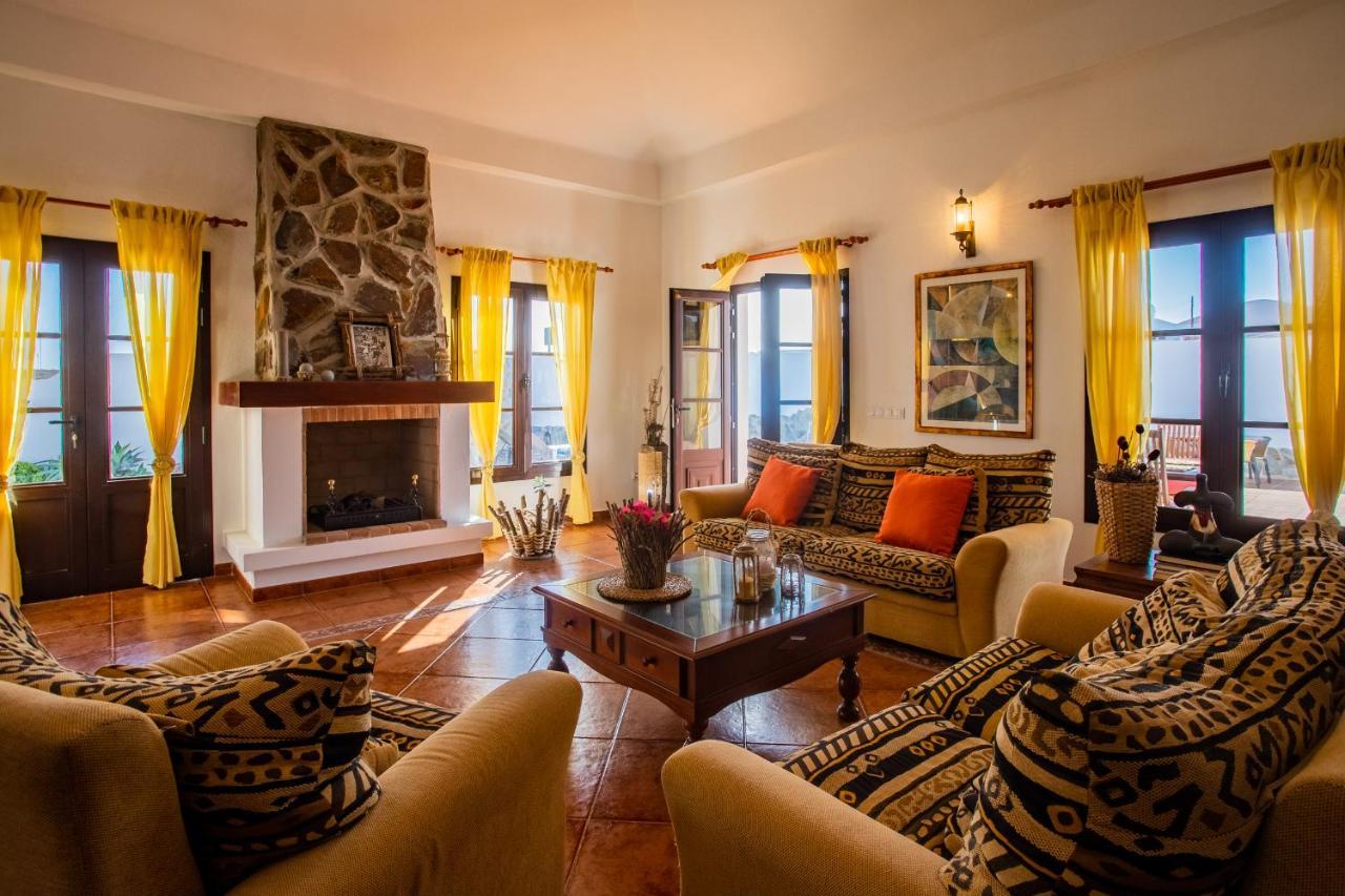 Eslanzarote Acoruma House, Super Wifi, Heated Pool Villa Guime