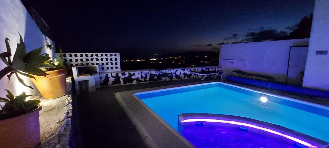Aloelux !! - Private With Pool , Jacuzzi, Cinema, Massage ,wonderful View, Art Desing *